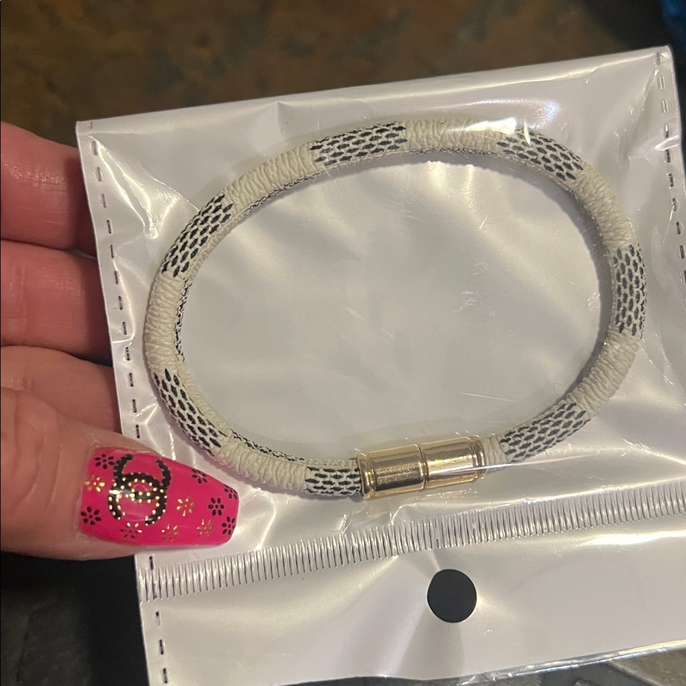 LOUIS V  bangle bracelet Black & Gold Tone with magnet power